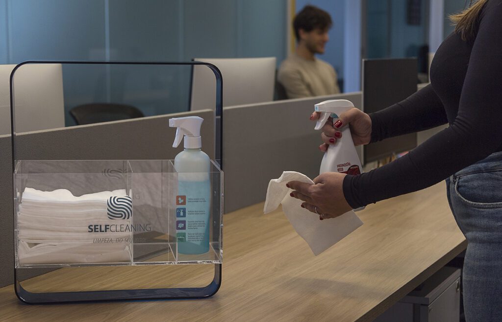 limpeza profissional sendo feita em uma empresa que preza pela saúde e economia no estabelecimento