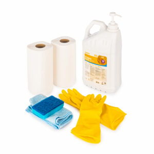 produtos presentes no kit de limpeza de copa, como luvas, desinfetantes, buchas e panos descartáveis