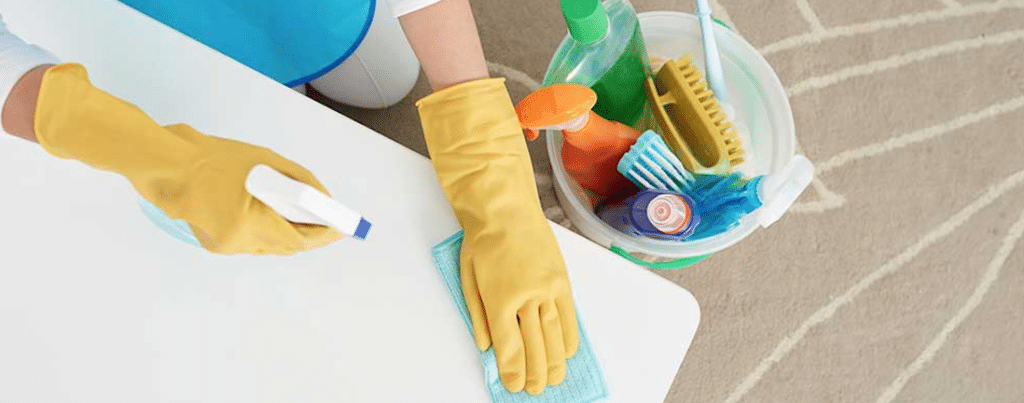 pessoa com luvas amarelas limpando empresas com equipamentos de higiene e limpeza profissional